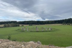 Výhled na Stonehenge z pahorku v areálu.