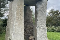 Podobných velkých kamenů a další prvky naleznete v areálu Holašovického Stonehenge.